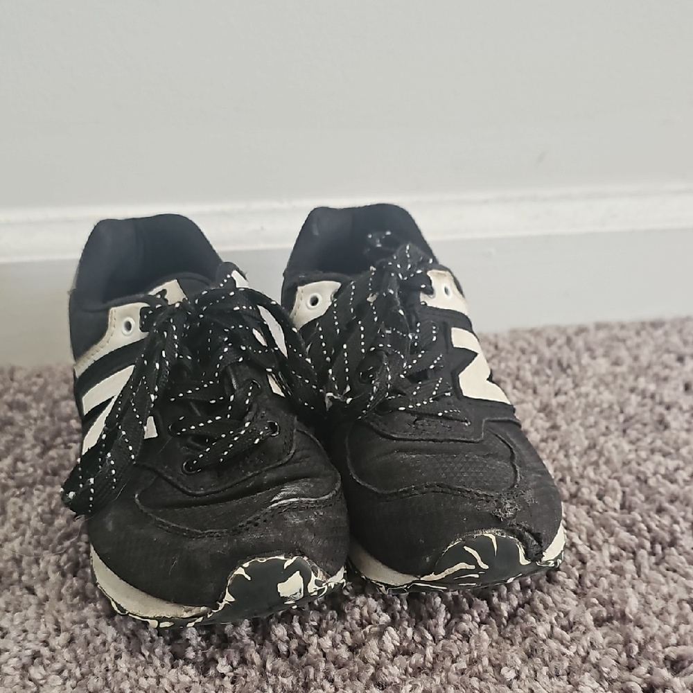 New Balance Kids Black and White Sneakers Size 13 Boys